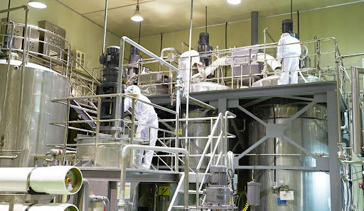 현대적 생산 시설 - HACCP·GMP 인증 기반 안전한 제조 환경